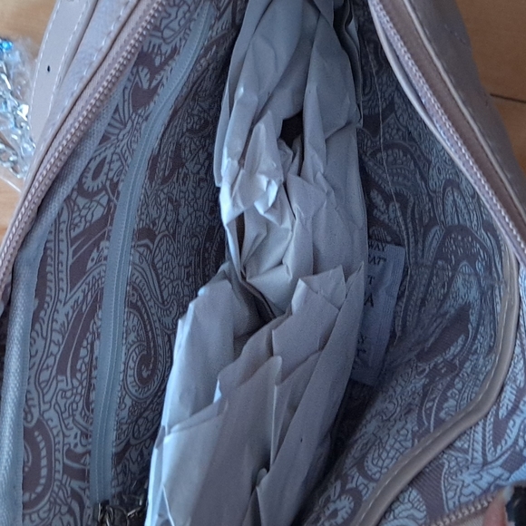 Bella Russo quilted style crossbody purse, chain strap, beige, blush 💗 - Picture 4 of 12